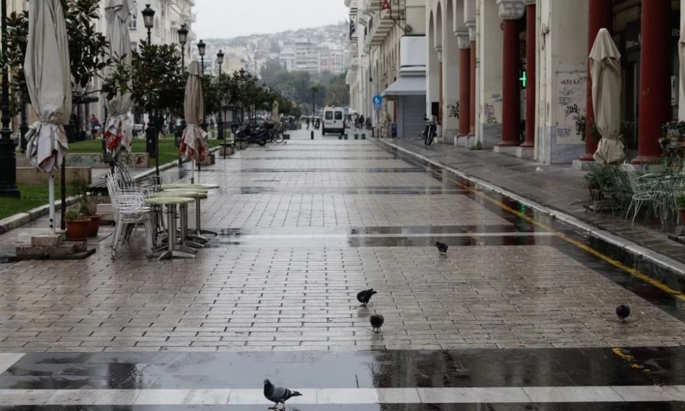 Στο 1,4 δισ. ευρώ μηνιαίως κοστίζει το καθολικό lockdown